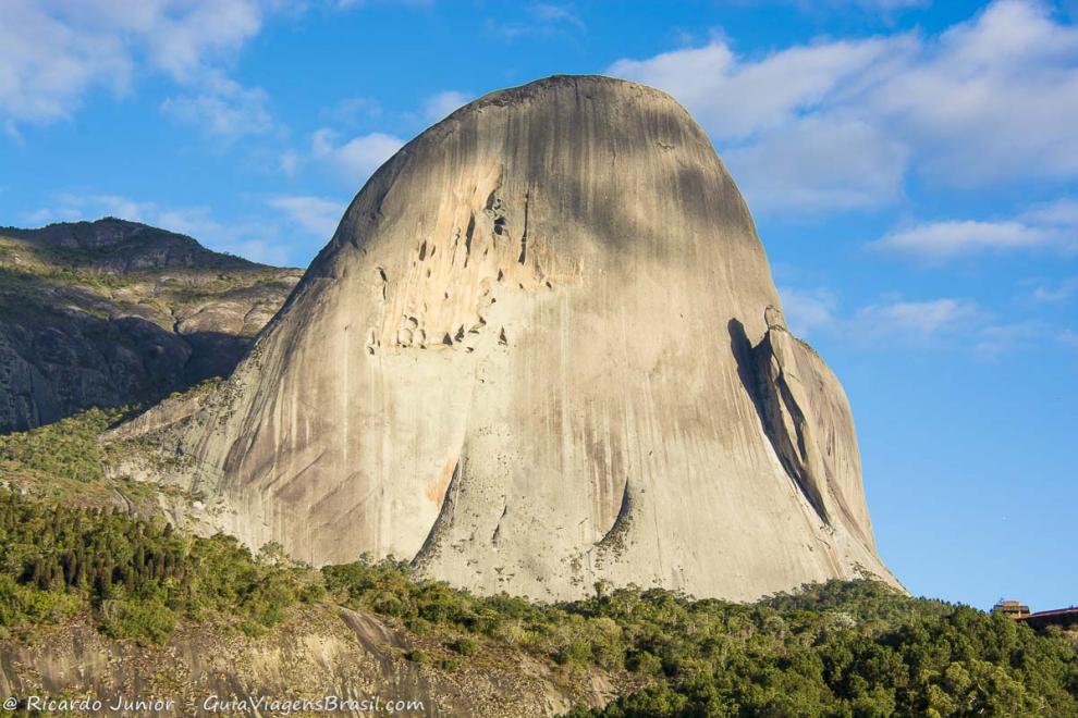 Imagem do sol batendo na Pedra Azul em Domingo Martins.